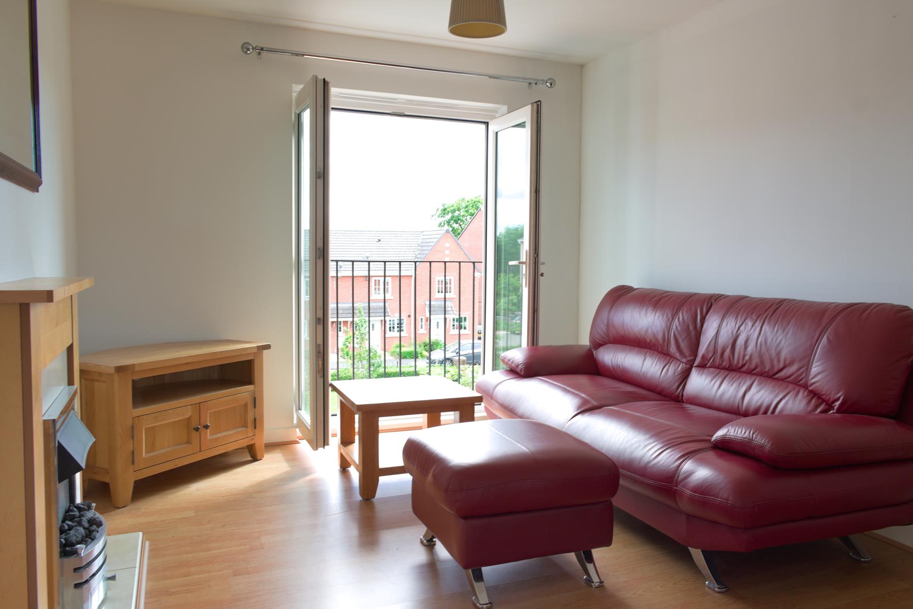 Modern furnished apartment in Mobberley. to let in Great Oak Square
