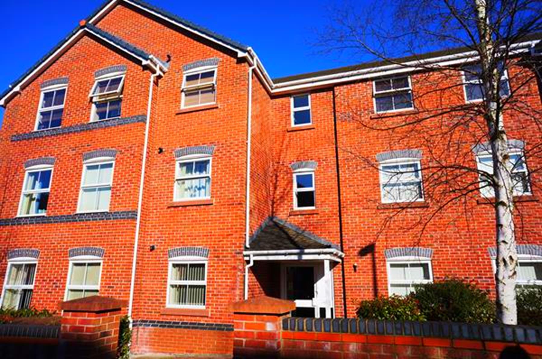 2 bed second floor apartment to let in Wrenbury Drive, Northwich, Cheshire