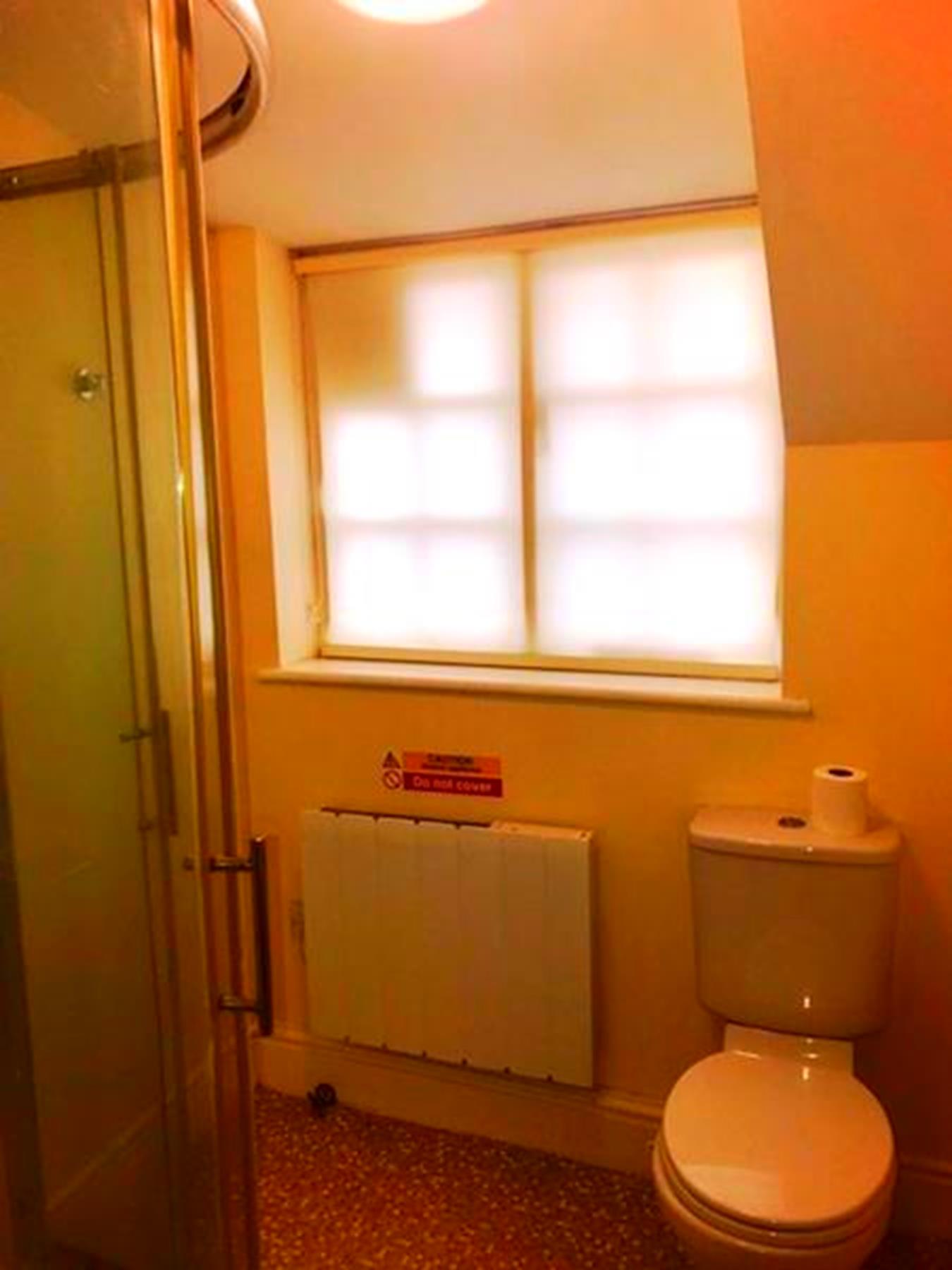 A well presented first floor self contained double studio apartment to